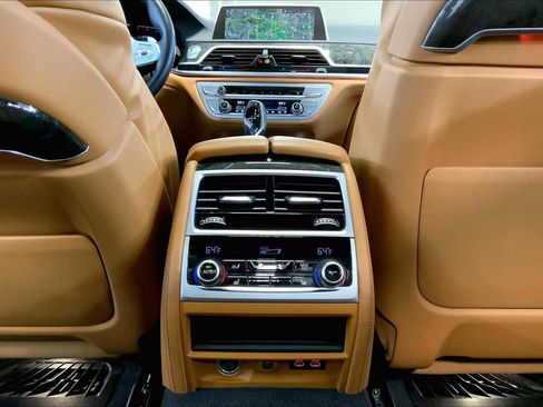 Used 2021 BMW 750i xDrive w/ Autobahn Package image 34