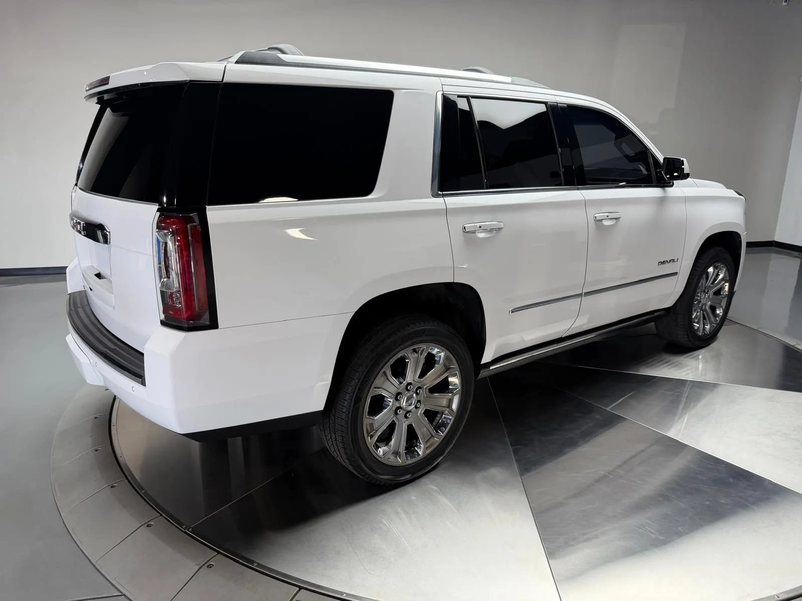 Used 2017 GMC Yukon Denali w/ Open Road Package RWD image 2