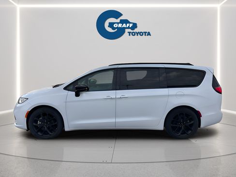 Used 2025 Chrysler Pacifica Limited FWD image 4