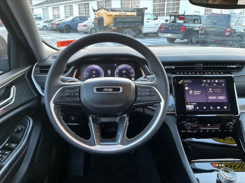 Used 2023 Jeep Grand Cherokee Laredo AWD/4WD image 17