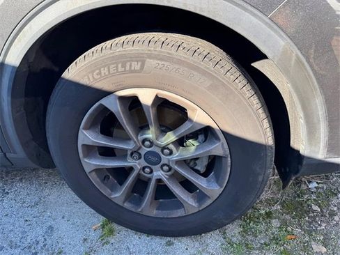 Used 2020 Ford Escape SE image 2