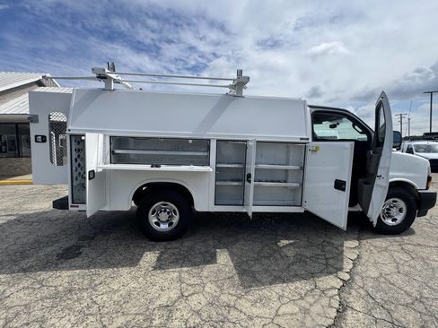 Used 2018 Chevrolet Express 3500 w/ Power Convenience Package image 8