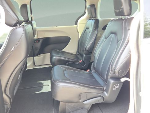 Used 2023 Chrysler Pacifica Touring-L FWD image 10