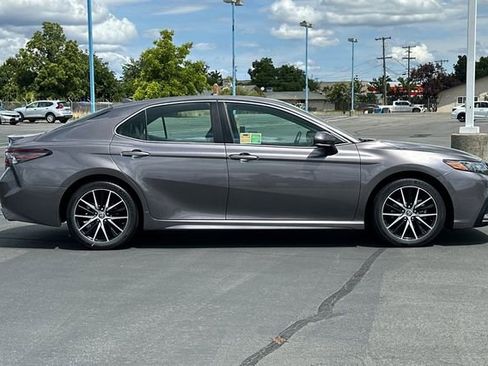 Used 2023 Toyota Camry SE FWD image 3