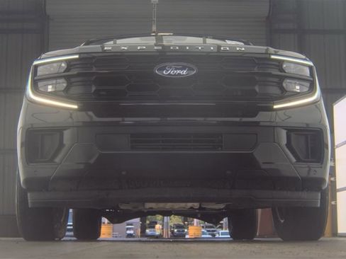 Used 2025 Ford Expedition Active AWD/4WD image 4