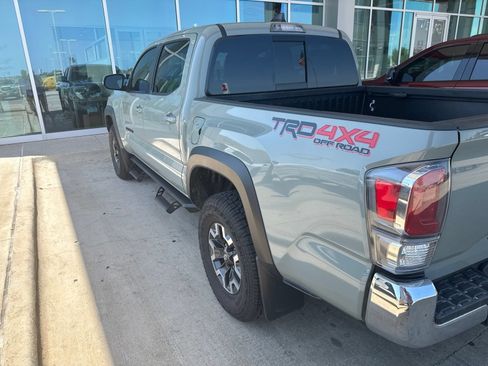 Used 2022 Toyota Tacoma TRD Off-Road w/ Black Out Package (TMS) AWD/4WD image 18