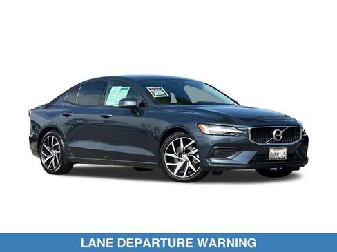 Used 2019 Volvo S60 T5 Momentum w/ Premium Package FWD image 2