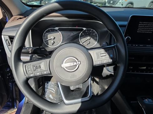 Used 2023 Nissan Rogue SV AWD/4WD image 14