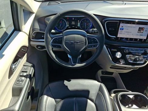 Used 2023 Chrysler Pacifica Touring-L FWD image 12
