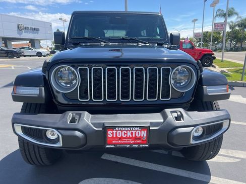 Used 2025 Jeep Wrangler Unlimited Sahara AWD/4WD image 5