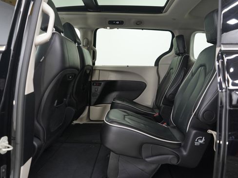 Used 2024 Chrysler Pacifica Limited image 22