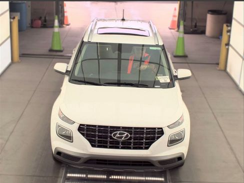 Used 2025 Hyundai Venue SEL FWD image 3