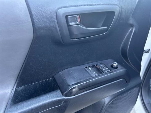 Used 2018 Toyota Tacoma SR image 15