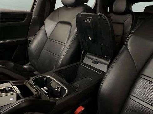 Used 2019 Porsche Cayenne w/ Premium Package image 65