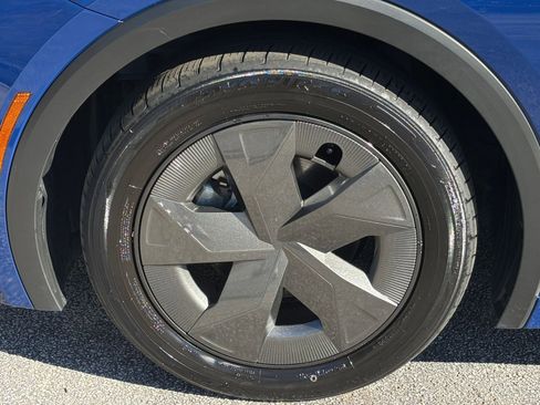 Used 2025 Toyota Prius LE image 30