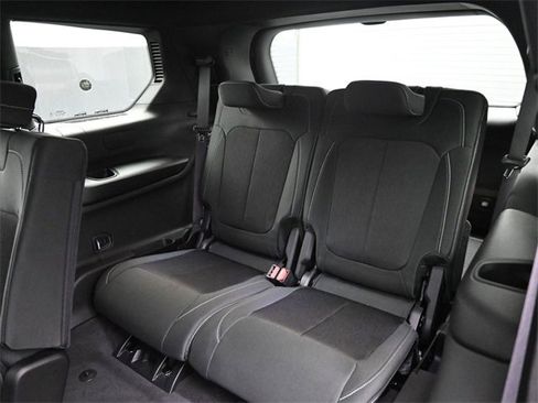 New 2025 Jeep Grand Cherokee L Laredo image 19