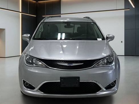 Used 2018 Chrysler Pacifica Touring-L FWD image 9