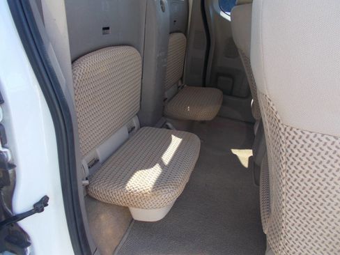 Used 2016 Nissan Frontier SV image 9