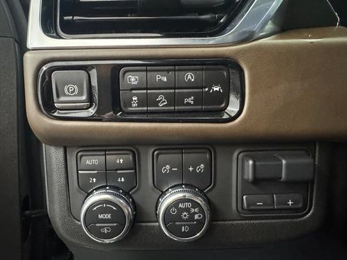 Used 2025 GMC Yukon XL Denali Ultimate AWD/4WD image 18