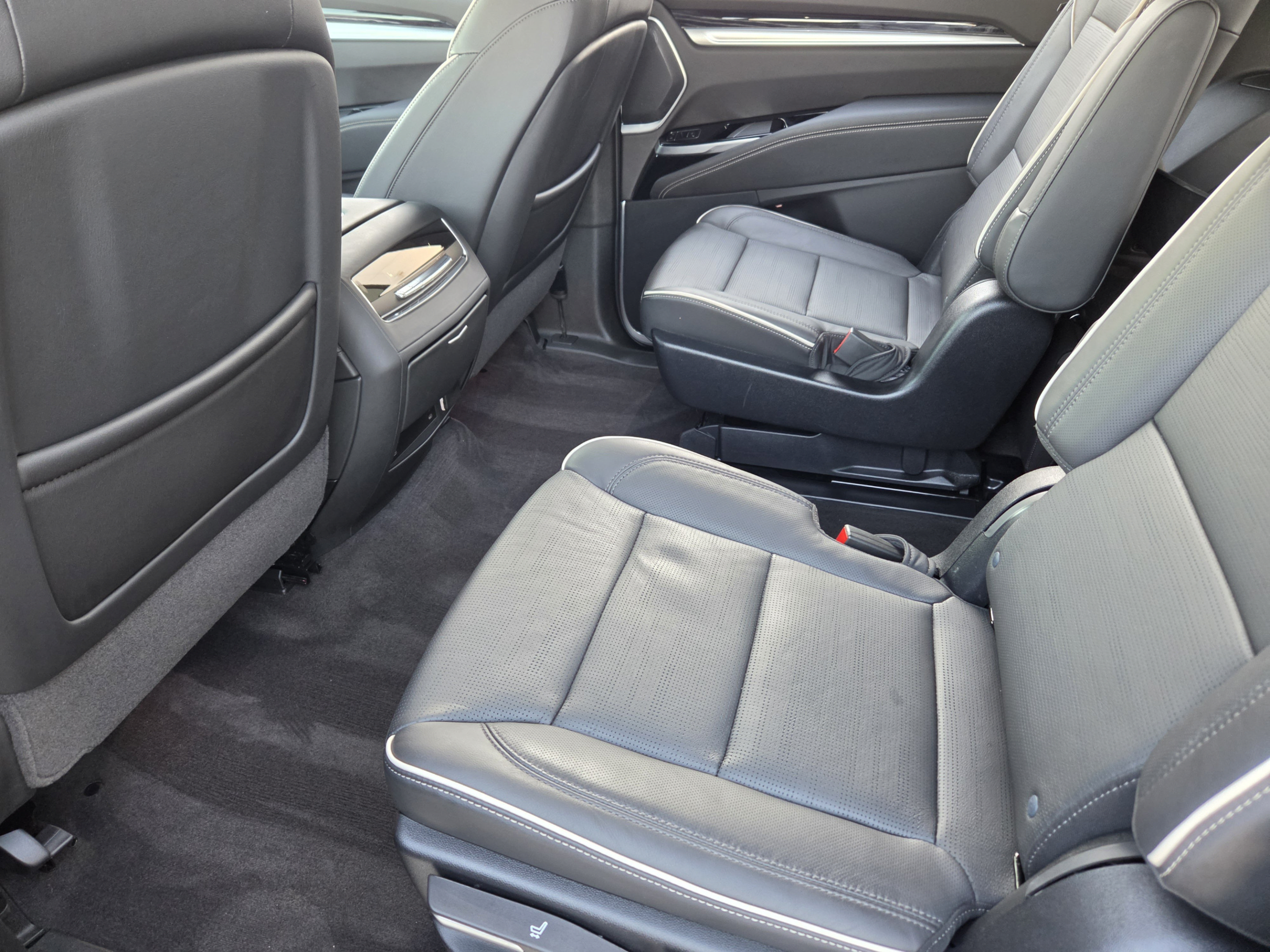 Used 2025 Cadillac Escalade Sport w/ LPO, ONYX Package AWD/4WD image 25