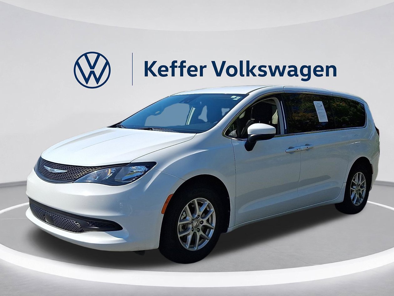 Used 2023 Chrysler Voyager LX FWD image 3