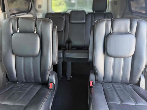 Used 2011 Chrysler Town & Country Touring-L w/ Entertainment Group #2 FWD image 23