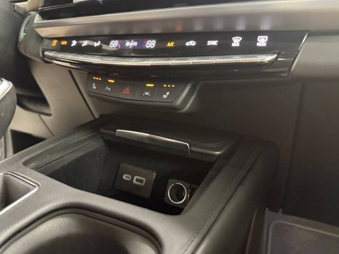 Used 2024 Cadillac XT4 Luxury w/ Cold Weather Package FWD image 22