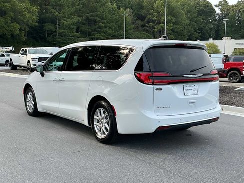 Used 2024 Chrysler Pacifica Touring-L FWD image 3