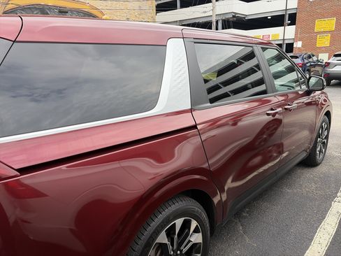 Used 2023 Kia Carnival EX FWD image 6