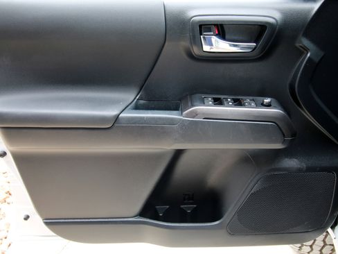 Used 2018 Toyota Tacoma TRD Off-Road AWD/4WD image 17