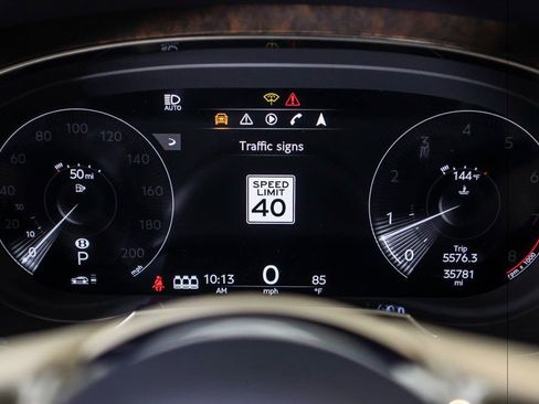 Used 2021 Bentley Bentayga image 28