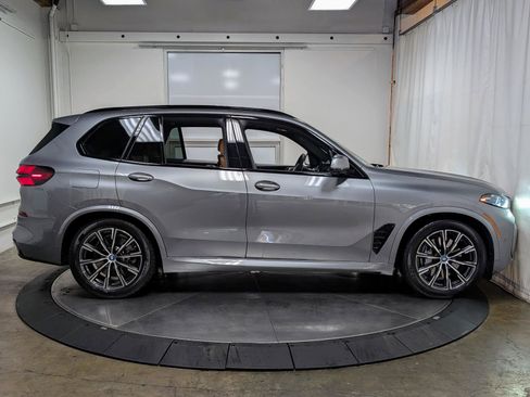 Used 2025 BMW X5 xDrive50e w/ M Sport Package image 9