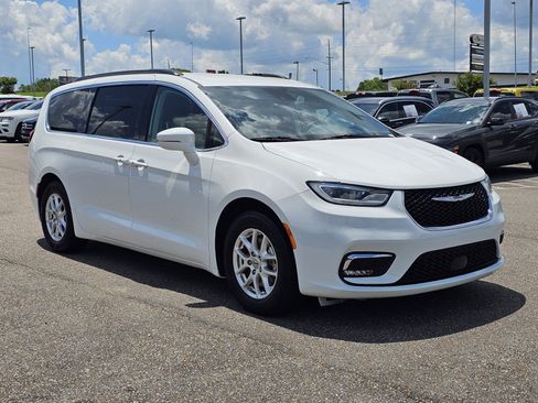Used 2022 Chrysler Pacifica Touring-L FWD image 5