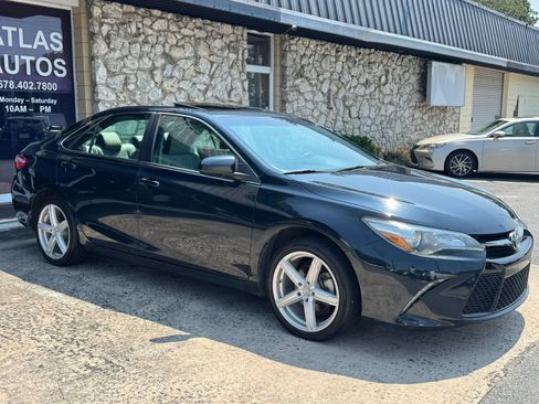 Used 2017 Toyota Camry XSE w/ Moonroof Package FWD image 9