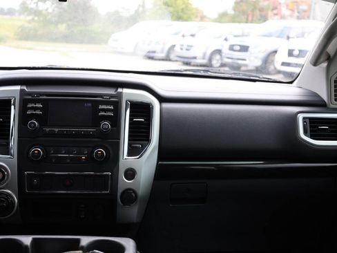 Used 2017 Nissan Titan SV image 21