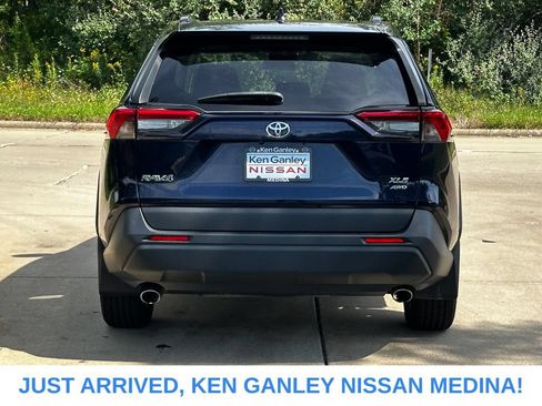 Used 2020 Toyota RAV4 XLE w/ Convenience Package AWD/4WD image 4
