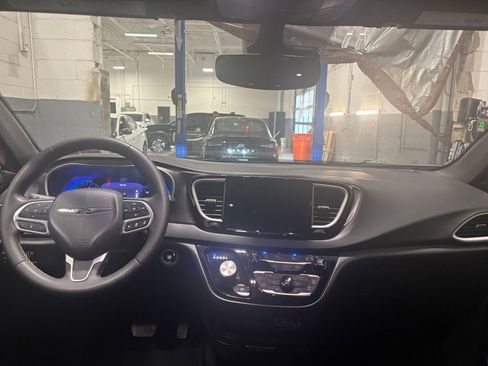 Used 2025 Chrysler Pacifica Select image 34