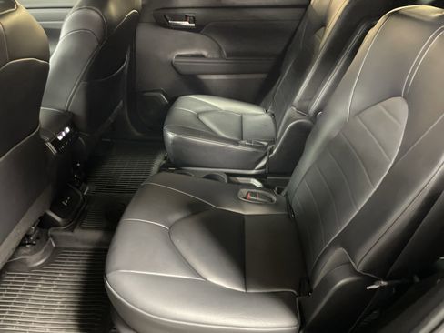Used 2023 Toyota Highlander XLE FWD image 32