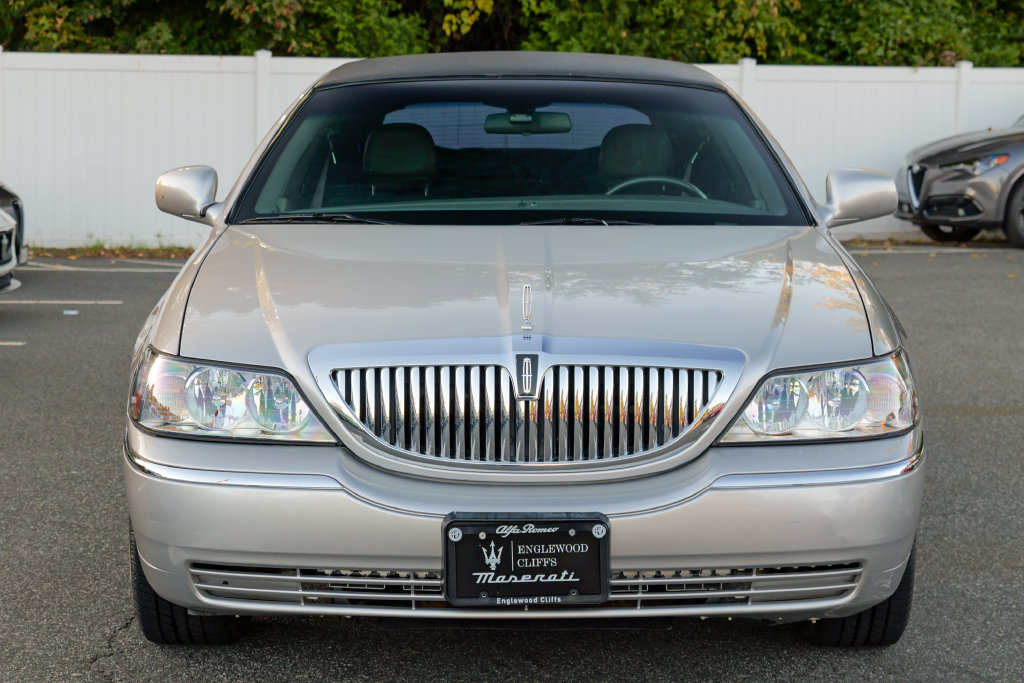 Used 2008 Lincoln Town Car Executive RWD image 2