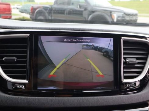Used 2023 Chrysler Pacifica Touring-L FWD image 18