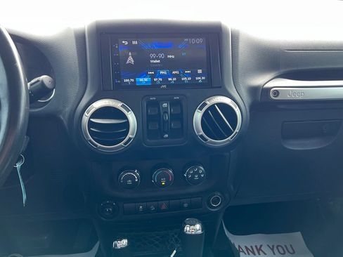 Used 2018 Jeep Wrangler Unlimited Sahara AWD/4WD image 11