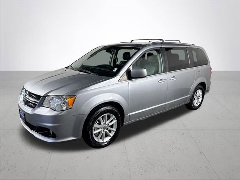 Used 2019 Dodge Grand Caravan SXT image 2