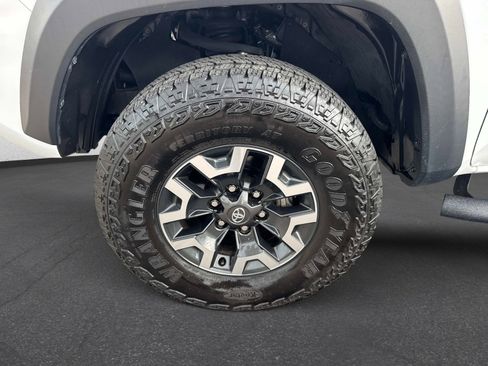 Used 2022 Toyota Tacoma TRD Off-Road w/ Technology Package AWD/4WD image 10