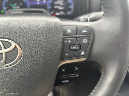 Used 2025 Toyota Camry XLE image 9