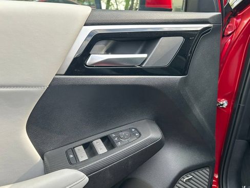 Used 2025 Mitsubishi Outlander SE FWD image 16