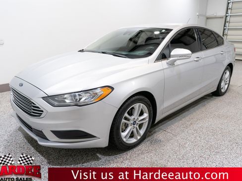 Used 2018 Ford Fusion SE FWD image 2