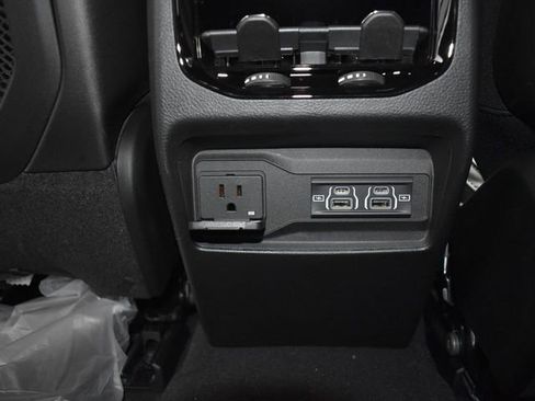New 2025 Jeep Grand Cherokee Altitude w/ MOPAR Finishing Package AWD/4WD image 38