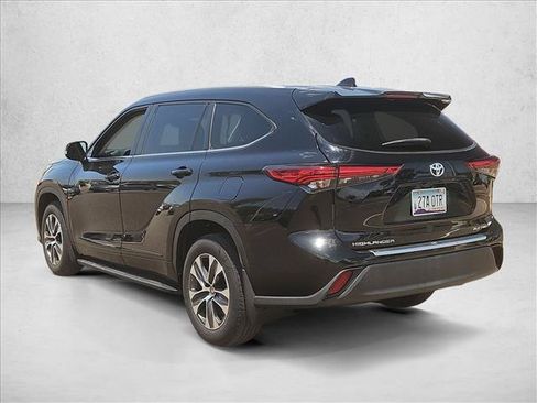 Used 2023 Toyota Highlander XLE w/ Protection Package #3 (TMS) AWD/4WD image 9
