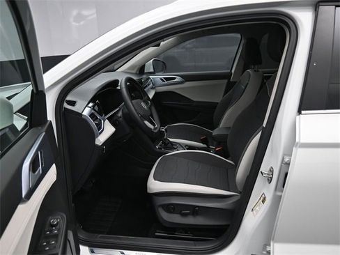 Used 2025 Volkswagen Taos SE w/ Panoramic Sunroof Package image 9