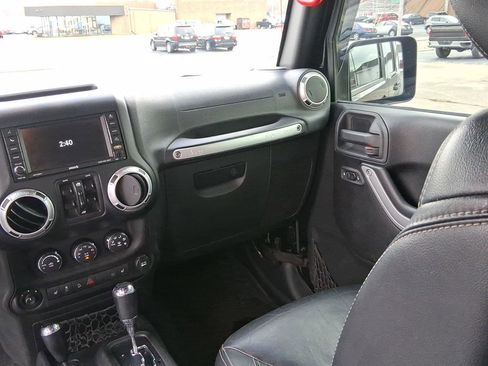 Used 2015 Jeep Wrangler Unlimited Rubicon image 14